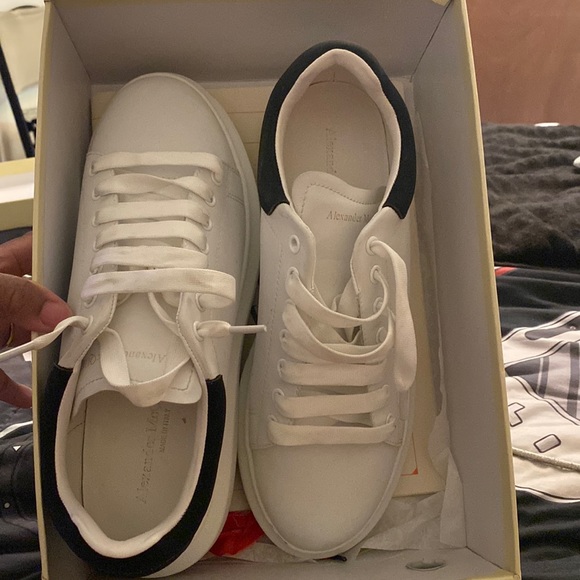 Alexander McQueen, Unisex size 9.5 shoe. Excellent condition. - Picture 1 of 6